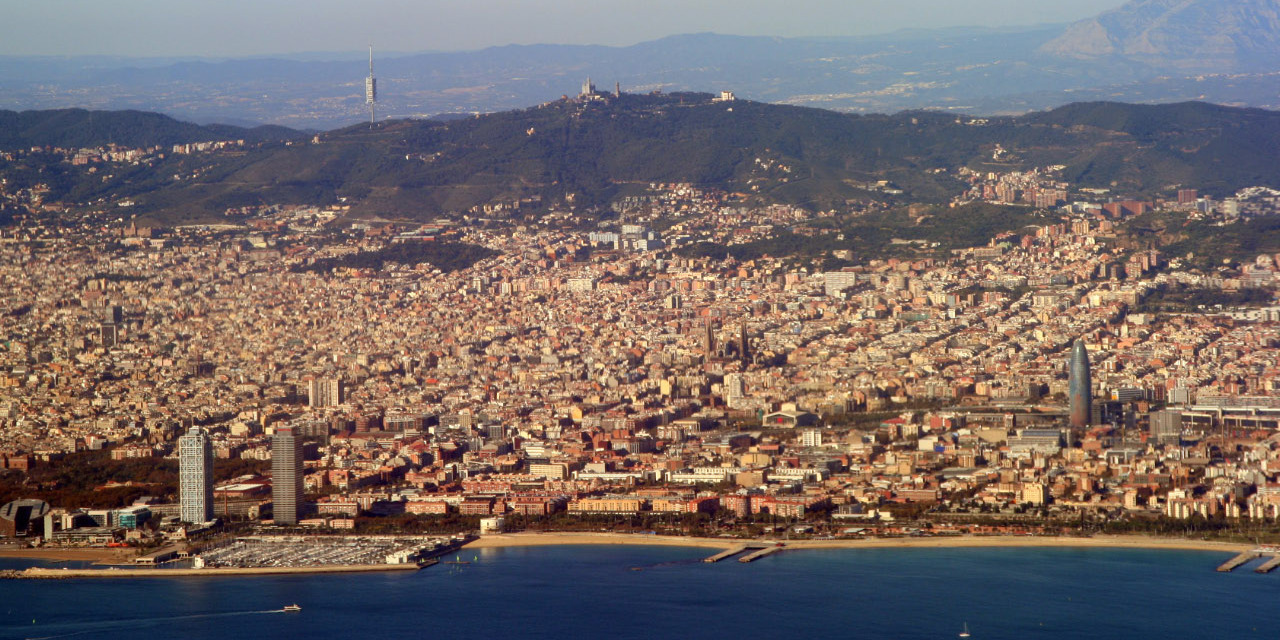 Вид на Барселону со стороны Средиземного моря