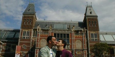 kissing amsterdam